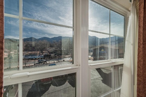 Days Inn by Wyndham Manitou Springs image 27