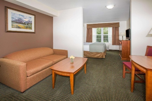 Days Inn by Wyndham Manitou Springs image 5