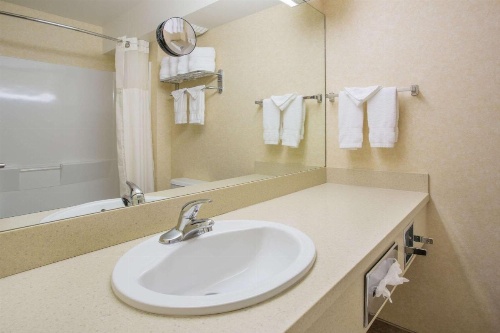 Days Inn by Wyndham Manitou Springs image 6